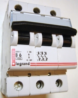  
	Модульный автоматический выключатель 3-фазный B 6A, Legrand, 03322 
