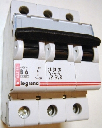 <p>
	Модульный автоматический выключатель 3-фазный B 6A, Legrand, 03322</p>
