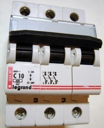 <p>
	Модульный автоматический выключатель 3-фазный C 10A, Legrand, 03449</p>
