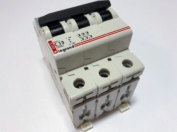<p>
	Модульный автоматический выключатель 3-фазный C 13A, Legrand, 03450</p>
