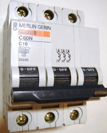 <p>
	Модульный автоматический выключатель 3-фазный, C 10A, Merlin Gerin, C60N, 24349</p>

