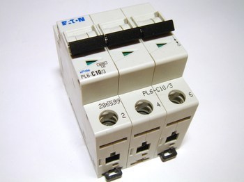 <p>
	Модульный автоматический выключатель 3-фазный C 10A, Eaton, PL6-C10/3, 286599</p>
