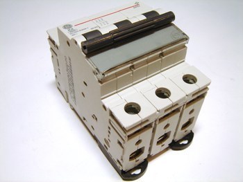 <p>
	Модульный автоматический выключатель 3-фазный, K 4A, General Electric, EP63K04, 681637</p>
