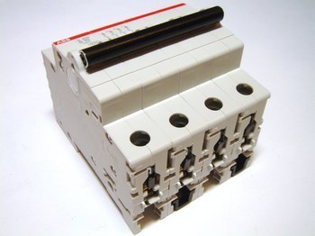 <p>
	Модульный автоматический выключатель 4-полюсный, B 10A, ABB, S204-B10, 2CDS254001R0105</p>

