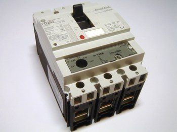 <p>
	Автоматический выключатель 3-фазный, 40A, General Electric, FD160, FDE36TC040EF, 430005</p>
