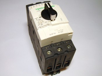 <p>
	Aвтомат защиты электродвигателя 3-фазный 37 - 50A, Schneider Electric, GV3P50, 940540</p>
