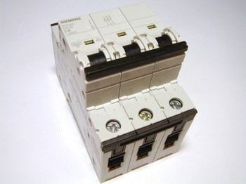 <p>
	Модульный автоматический выключатель 3-фазный, C 6A, Siemens, 5SY6306-7</p>
