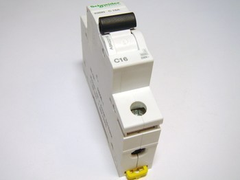 <p>
	Модульный автоматический выключатель 1-фазный C 16A, Schneider Electric, K60N, A9K02116, 047832</p>
