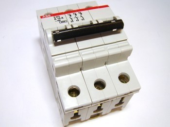 <p>
	Модульный автоматический выключатель 3-фазный, К 10A, ABB, S273-К10</p>
