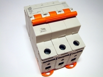 <p>
	Модульный автоматический выключатель 3-фазный, B 10A, General Electric, DG63B10, 690741</p>
