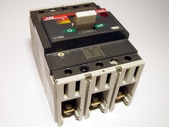 <p>
	Автоматический выключатель 3-фазный, 32A, ABB, SACE Tmax T2S160, 1SDA051217R1</p>
