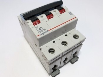 <p>
	Модульный автоматический выключатель 3-фазный C 40A, Legrand TX³, 403549</p>
