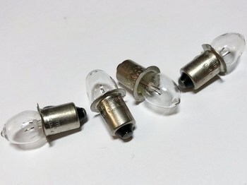 <p>
	Miniatuurne lamp 2,4V, 0,7A, 1,7W, KPR102, Philips</p>
