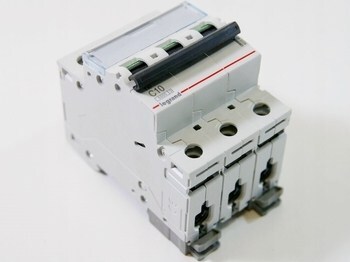 <p>
	Модульный автоматический выключатель 3-фазный C 10A, Legrand TX³, 403543</p>
