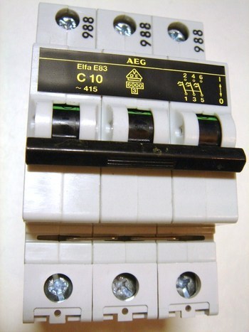 <p>
	Модульный автоматический выключатель 3-фазный, C 10A, AEG, Elfa E83</p>
